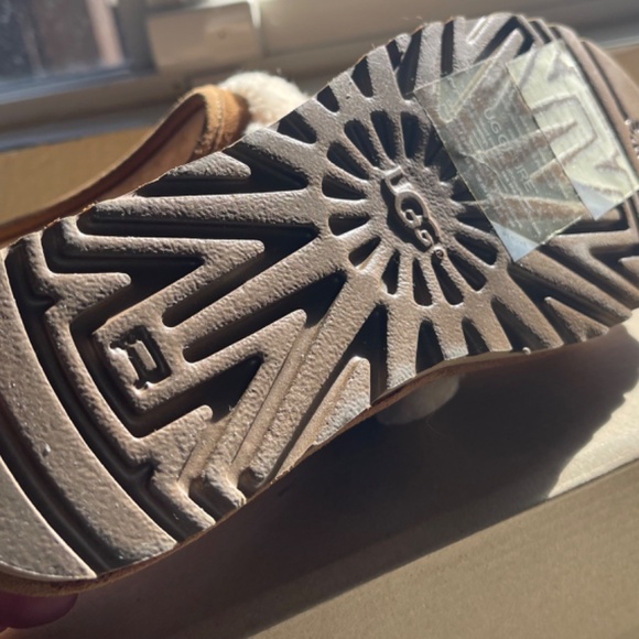UGG - Picture 6 of 6